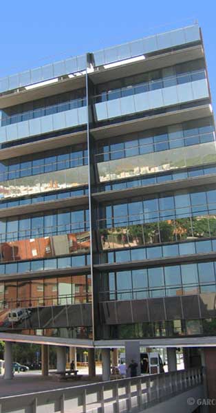 Cerramientos De Aluminio Y Fachada De Vidrio Del Edificio Diseñado Por Albert Viaplana