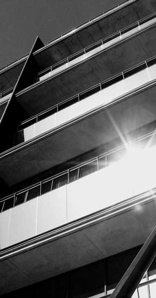 Tancaments D'alumini i Façana De Vidre De L'edifici Dissenyat Per Albert Viaplana