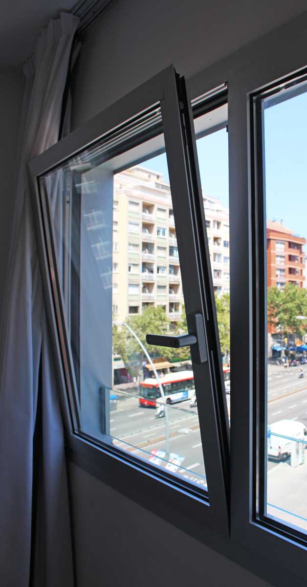 Tancaments Per A La Reforma De L'Hotel Tryp Apolo De Barcelona.