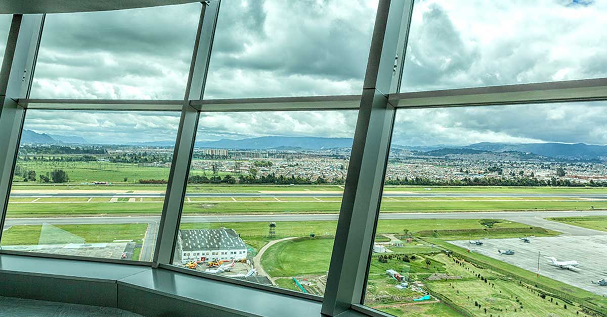 Revestiment I Treballs En Alçada En Torre De Control Aeroport Bogotá