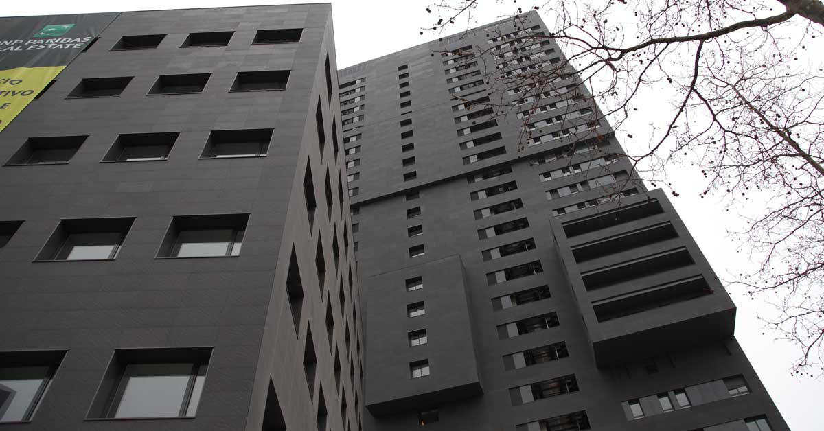Tancaments Per A 125 Habitatges En Torre De 26 Plantes A Barcelona