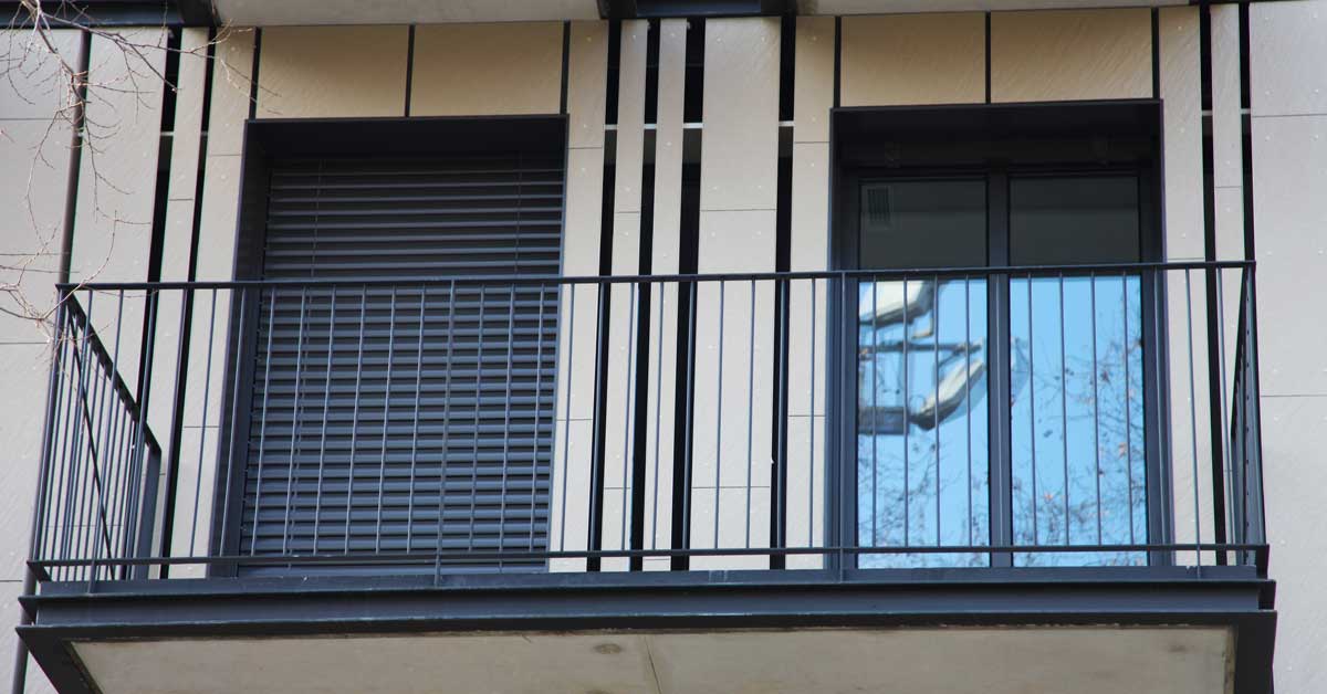 Cerramientos, persianas y chapados en promoción residencial en Barcelona
