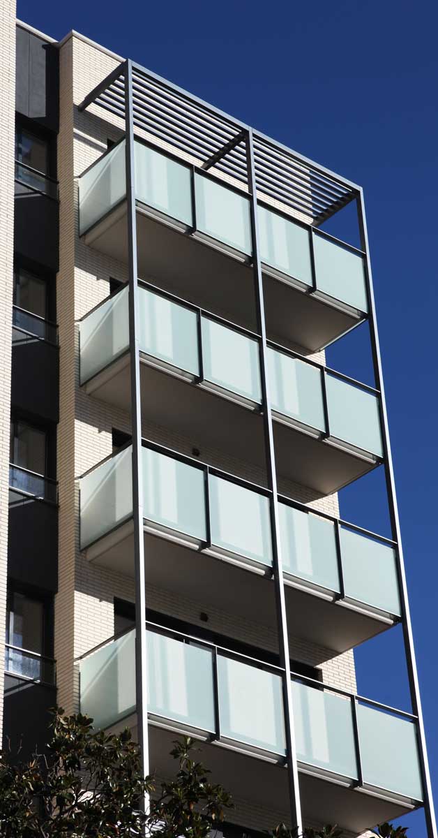 Tancaments D'alumini I Vidre per A 82 Habitatges A Barcelona