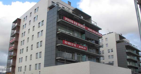 Treballs De Fusteria D'alumini En Aquest complex D'habitatges de Sant Feliu De Llobregat