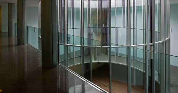 Trabajo En Vidrio Realizado En Base A Una Peculiar Estructura Y Un Gran Patio De Luces Central, De 10 Metros De Diámetro