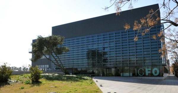Fermetures Et Passerelles Pour L'Institut Des Sciences Photoniques Dans Le Campus Castelldefels