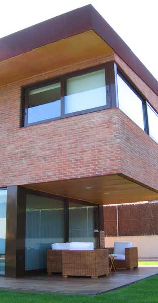 Arquitectura En Alumini I Vidre En Habitatge Unifamiliar