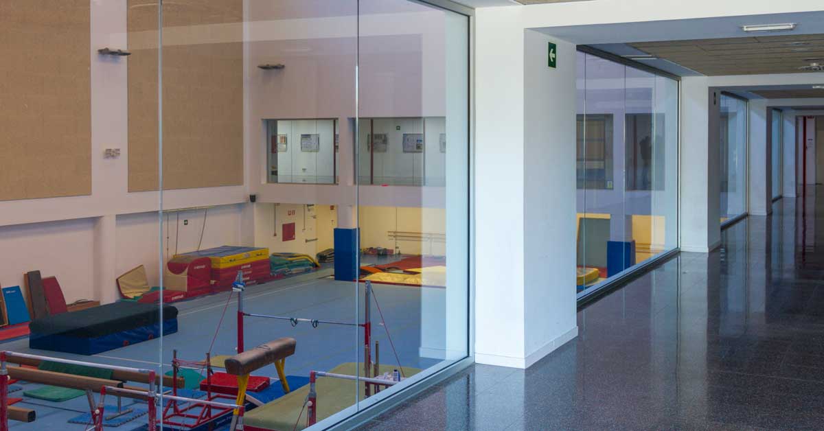 Arquitectura En Alumini I Vidre Del Centre Municipal D'esports D'Esplugues De Llobregat