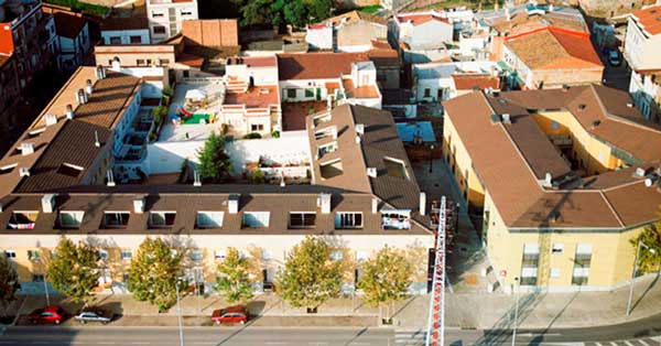 Conjunto De Trabajos De Aluminio Y Vidrio En Esta Nueva Promoción De Viviendas En Sant Boi De Llobregat