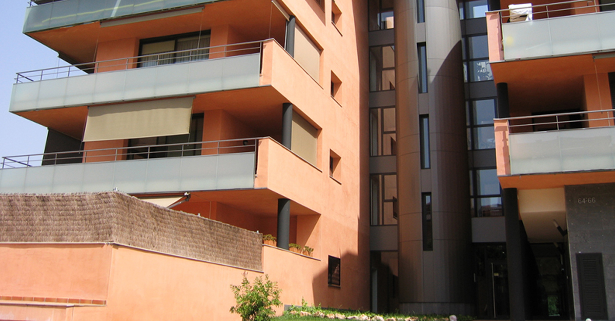Tancaments interiors i exteriors del conjunt de vivendes del nou barri Central Mar