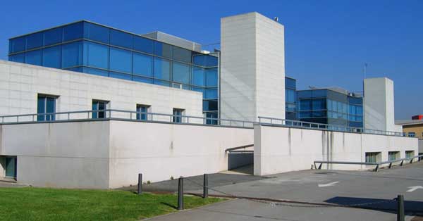 Muros Cortina Del Edificio Central Y Trabajos De Carpintería De Aluminio En Edificios De Servicios