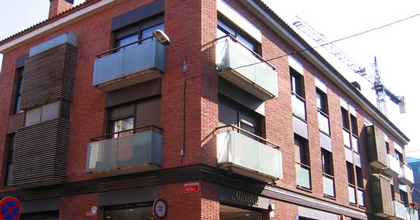 Finestres i balconeres d'alumini d'aquest conjunt residencial de Gavà