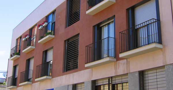 Fenêtres et porte-fenêtres en aluminium pour cet ensemble résidentiel à Gavà