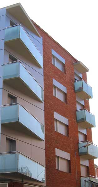 Ventanas Y Balconeras De Aluminio De Este Conjunto Residencial De Gavà