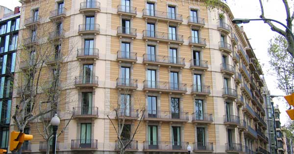 Cerramientos Y Fachada Interior De Este Establecimiento Hotelero Del Centro De Barcelona