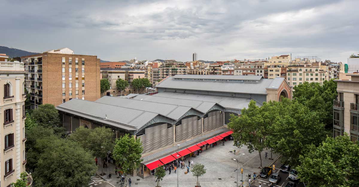 Fachada y cerramientos exteriores de este emblemàtico mercado de Barcelona