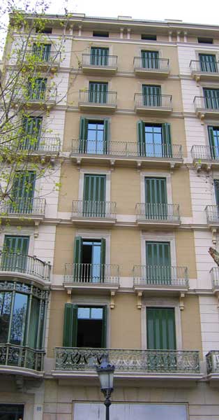Tancaments Exteriors i Façana Posterior D'edifici Històric en El centre De Barcelona
