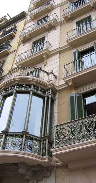 Tancaments Exteriors i Façana Posterior D'edifici Històric en El centre De Barcelona