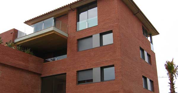 Fabricación E Instalación De Carpintería De Aluminio Y Vidriería En Urbanización De Tarragona
