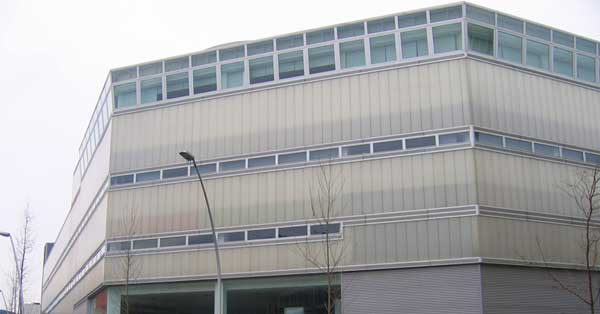 Arquitectura exterior y cerramientos interiores de la sede corporativa e industrial