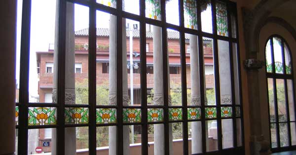 Rehabilitación Integral En Hierro, Vidrio Y Aluminio De Este Edificio Histórico De Estilo Modernista