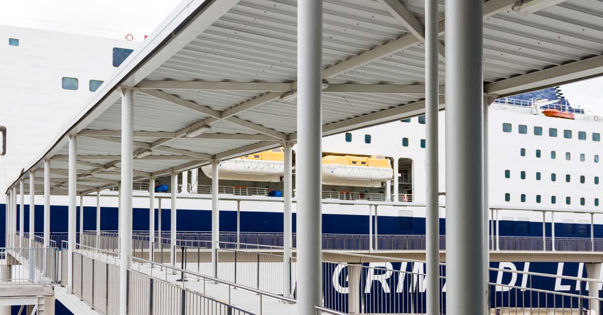 Nouveau Terminal De La Compagnie Grimaldi Dans Le Port De Barcelone
