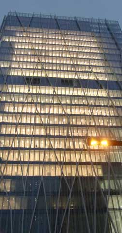 Forrados Y Acabados En Chapa De Los Más De 2.500 Pilares Interiores De Este Edificio Creado Por Enric Massip
