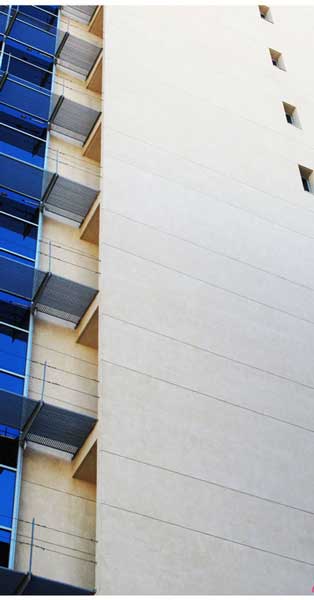 Fachadas Galvanizadas De Perfilería Oculta Con Control Solar Integrado En Edificio De 2 Cuerpos