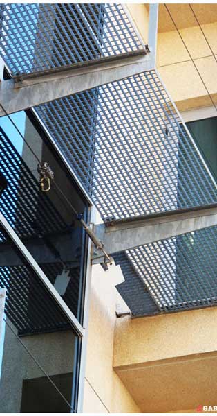 Fachadas Galvanizadas De Perfilería Oculta Con Control Solar Integrado En Edificio De 2 Cuerpos