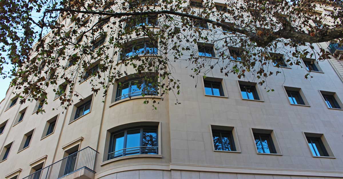 Cerramientos De Aluminio Y Vidrio Para Edificio Residencial En Barcelona