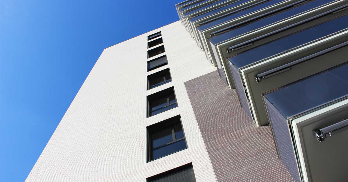 Tancaments d'alumini i vidre per a edifici residencial a Sant Feliu de Llobregat