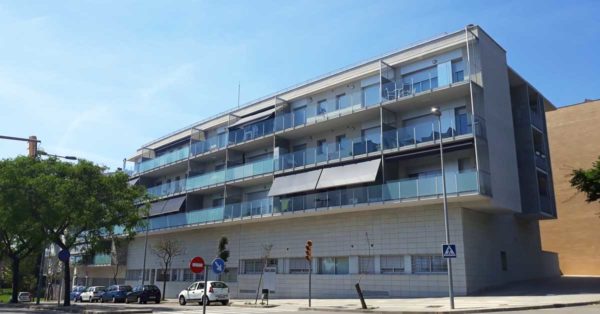 Cerramientos De Aluminio Y Vidrio En Conjunto De Promociones En Sant Boi De Llobregat