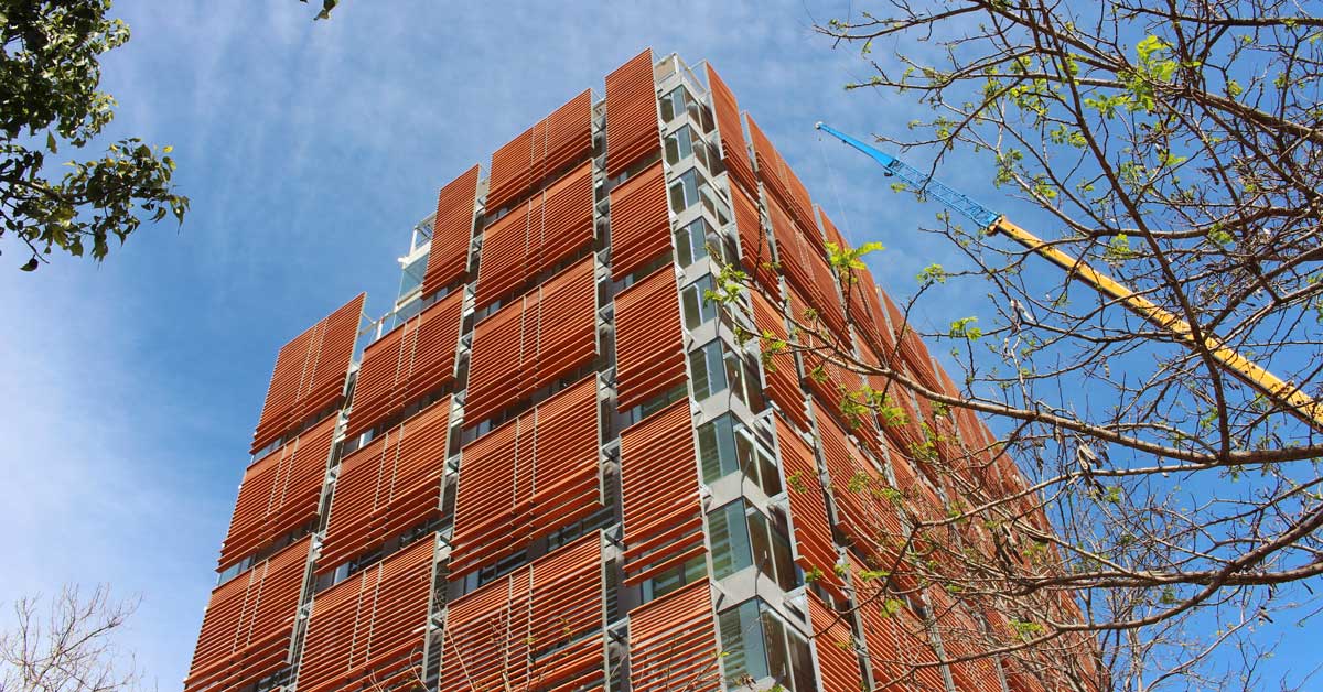 Desenvolupament de xapes per a façana, tancaments d'alumini i vidre en edifici residencial a Barcelona