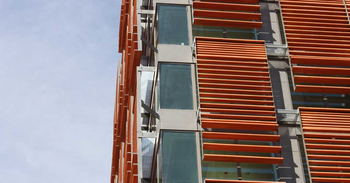 Développement De Placages Pour Façades, Fermetures En Aluminium Et Verrierie Dans Un Immeuble Résidentiel à Barcelone