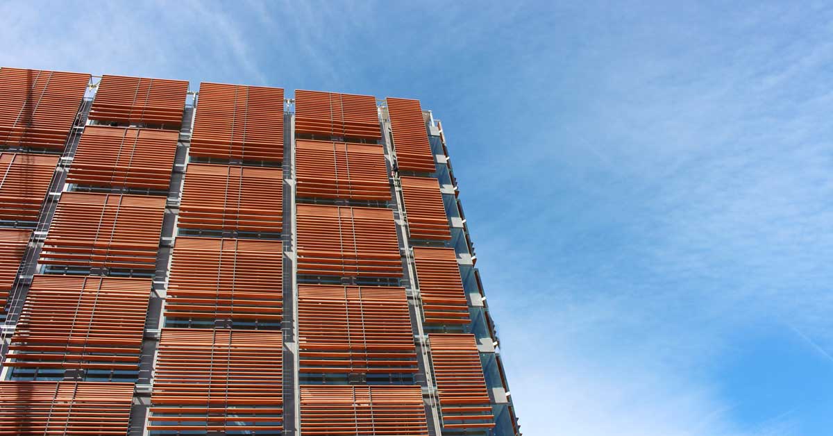 Développement De Placages Pour Façades, Fermetures En Aluminium Et Verrierie Dans Un Immeuble Résidentiel à Barcelone
