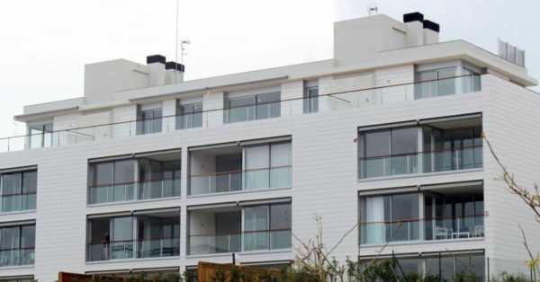 Cerramientos De Aluminio Y Vidrio Para Conjunto De Apartamentos De Nueva Construcción En Sitges