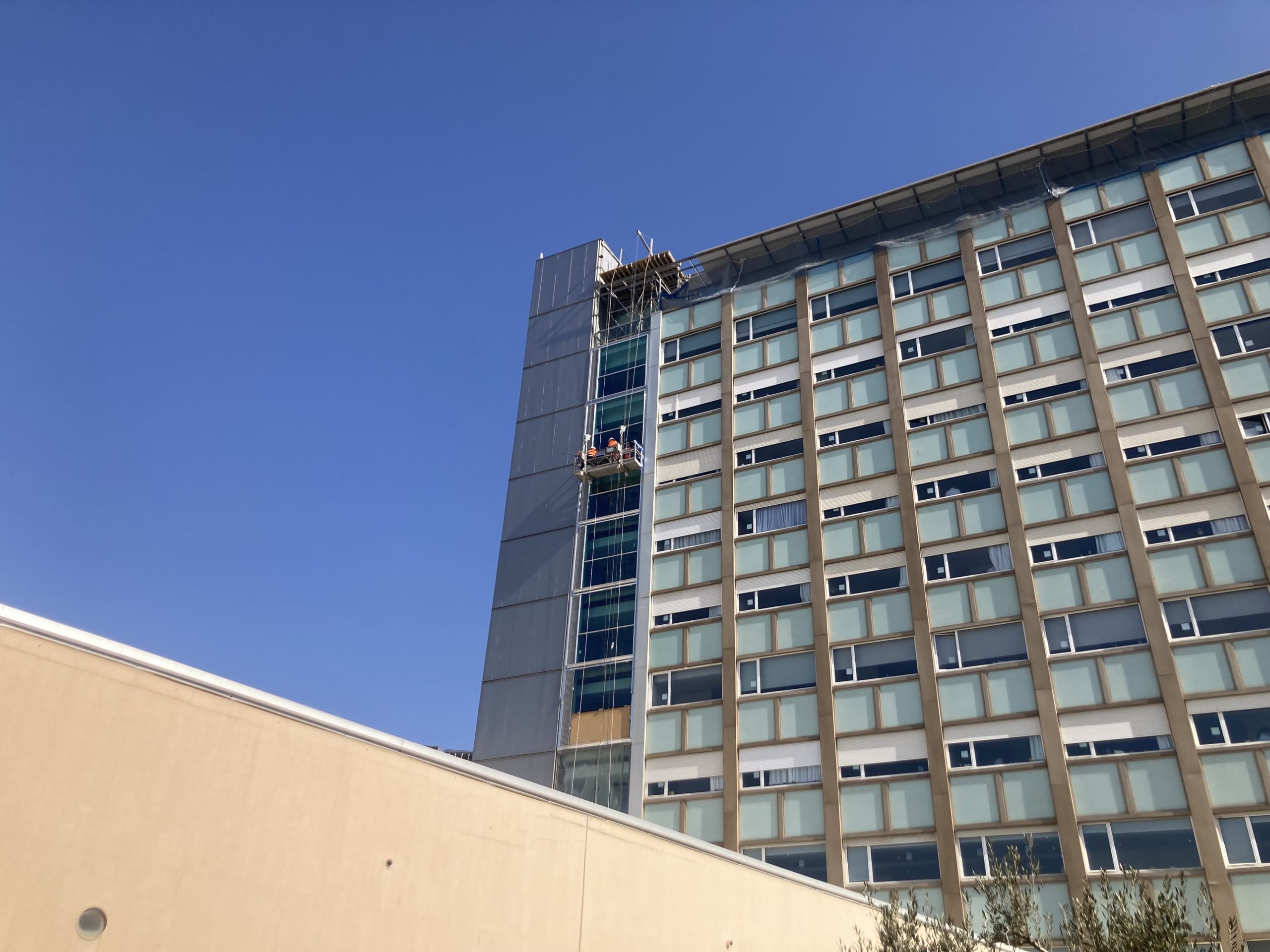 Sustitución De La Fachada Del Edificio Monobloque Del Hospital Del Mar Por Un Muro Cortina De Altas Prestaciones Técnicas